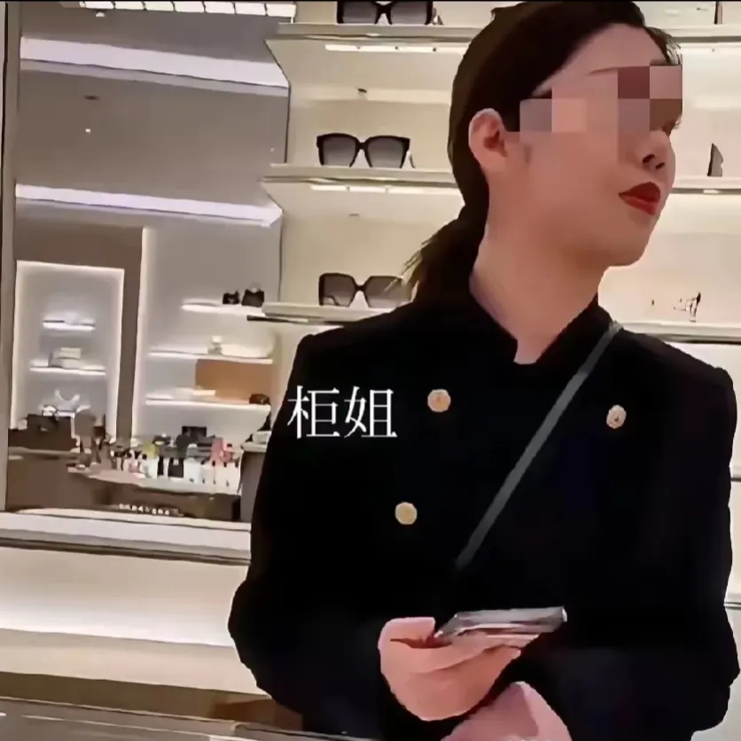 合肥LV小三敢正面怒怼原配，不是没有原因的
1.所处的环境是公共场合，她料定了原