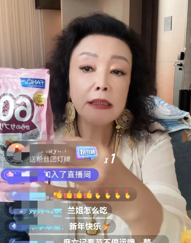兰姐在泰国风尘仆仆的直播
从5岁开始干活
七岁包饺子
一直到现在
唯一刷汪的卡就