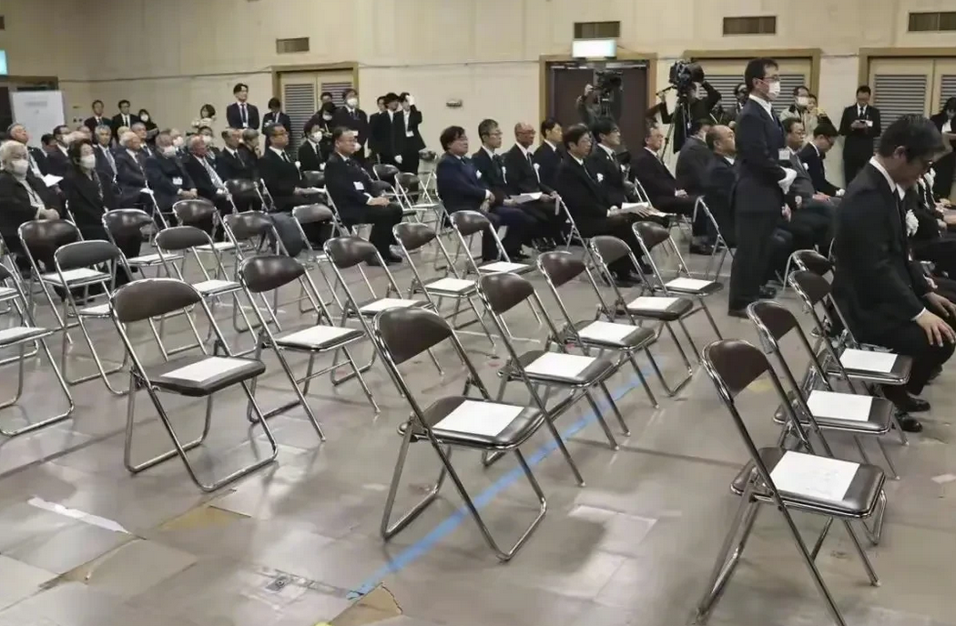 韩国这次做得挺硬气。日本和韩国共同举行“佐渡岛金山”追悼式，石破茂派美女“外务政
