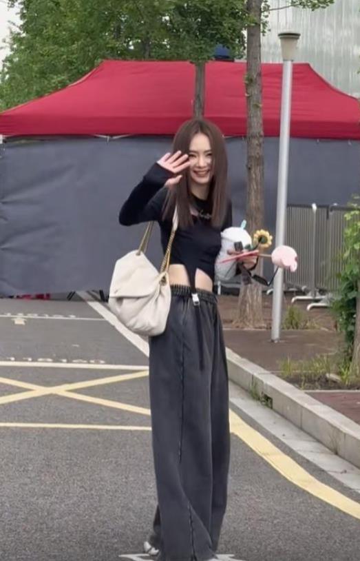 她真的吃过一顿饱饭吗？好瘦好瘦奥！