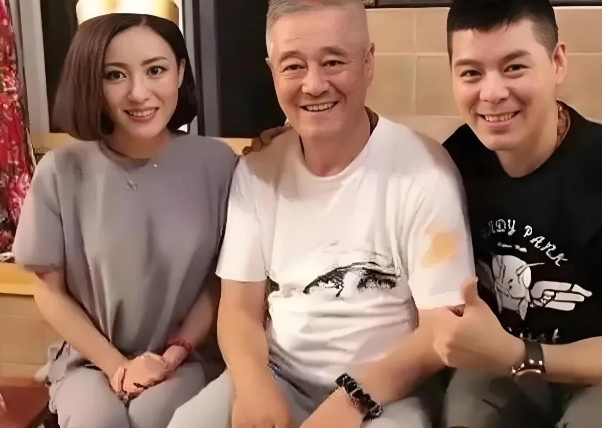 赵家班刚创立时，赵本山到处招募人才，

一眼就看中了在县城小剧场表演二人转的张可