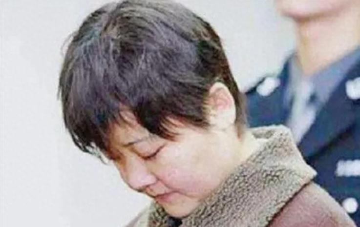 2004年，马秀琴被押赴刑场时，由于双腿发软，心理过度紧张，只能由两名武警搀扶着