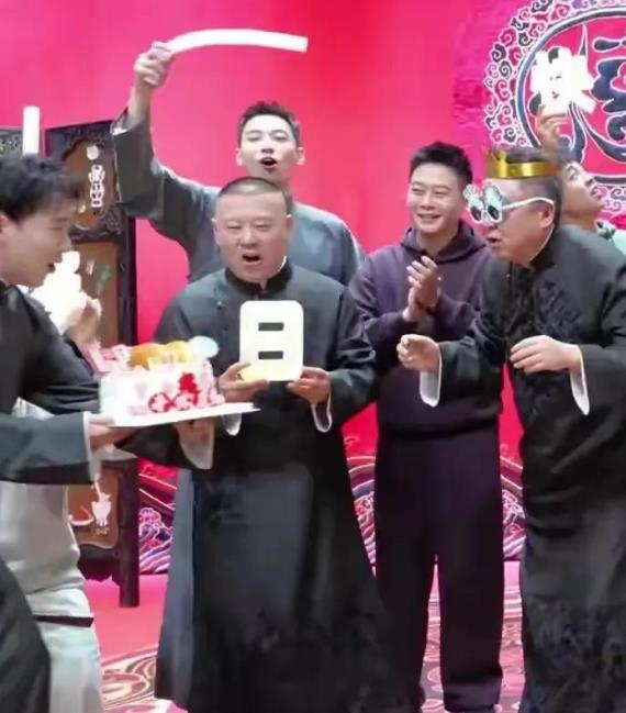 于谦是德云社元老，与郭德纲搭档多年，凭借独特捧哏风格深受观众喜爱。在相声领域留下