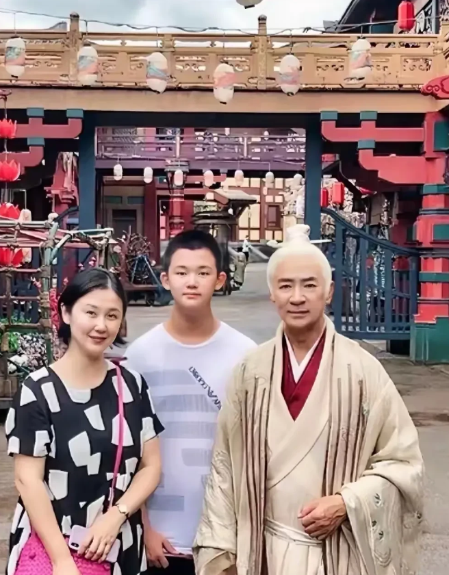 寇振海这一把年纪了，倒是依旧有一颗年轻的心。看看，70岁了，娶了个49岁的妻子，