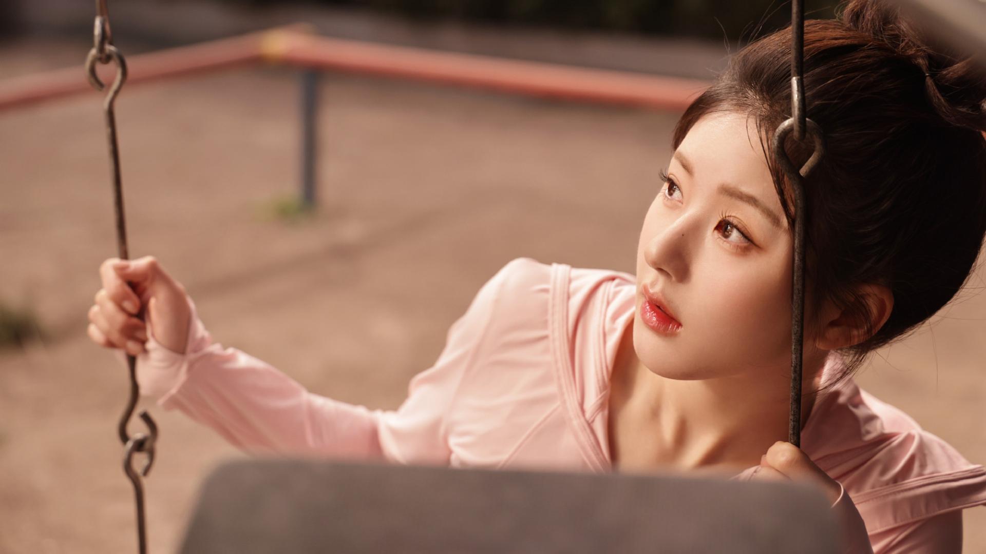 赵露思穿粉色运动服搭丸子头，可爱娇憨模样惹人爱，少女气息满满