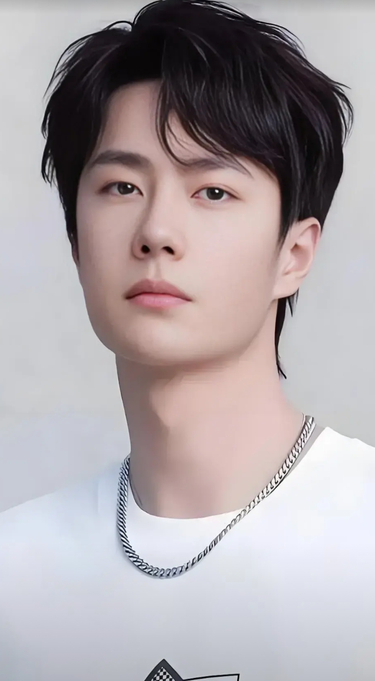 王一博家庭故事一览:
1.父亲，王正兴，是一位商业人士，有着自己的市场布局，而且