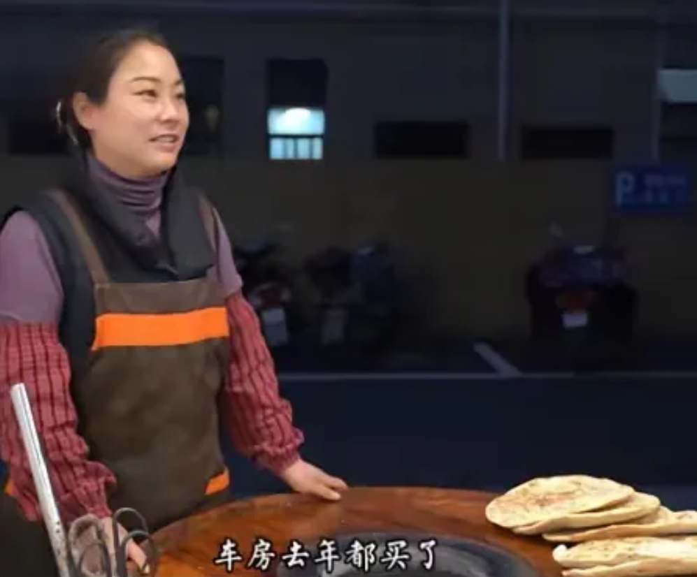 三年前，安徽一33岁女子卖烧饼每天4点半起床，11点睡觉，每天卖3000张烧饼干