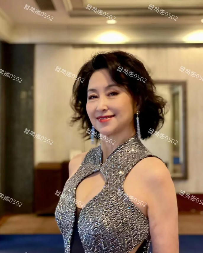 何超琼闪耀东京电影的这套礼服大有来头!
她不是某个奢侈品大牌的高定，而是来自苗族