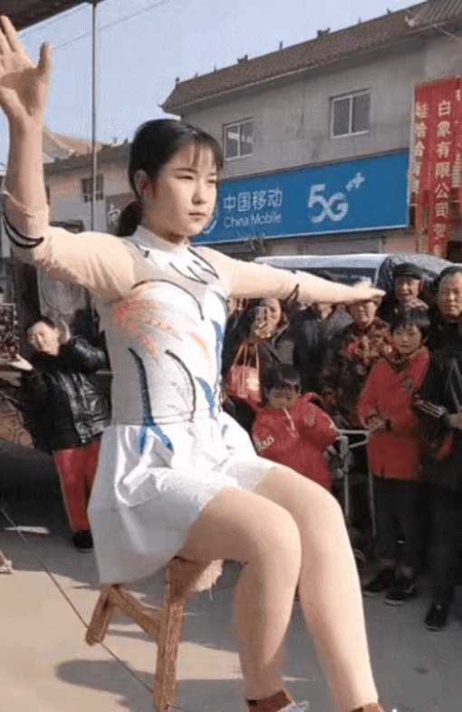 就这短短十几秒，她失去了多少童趣和年华！