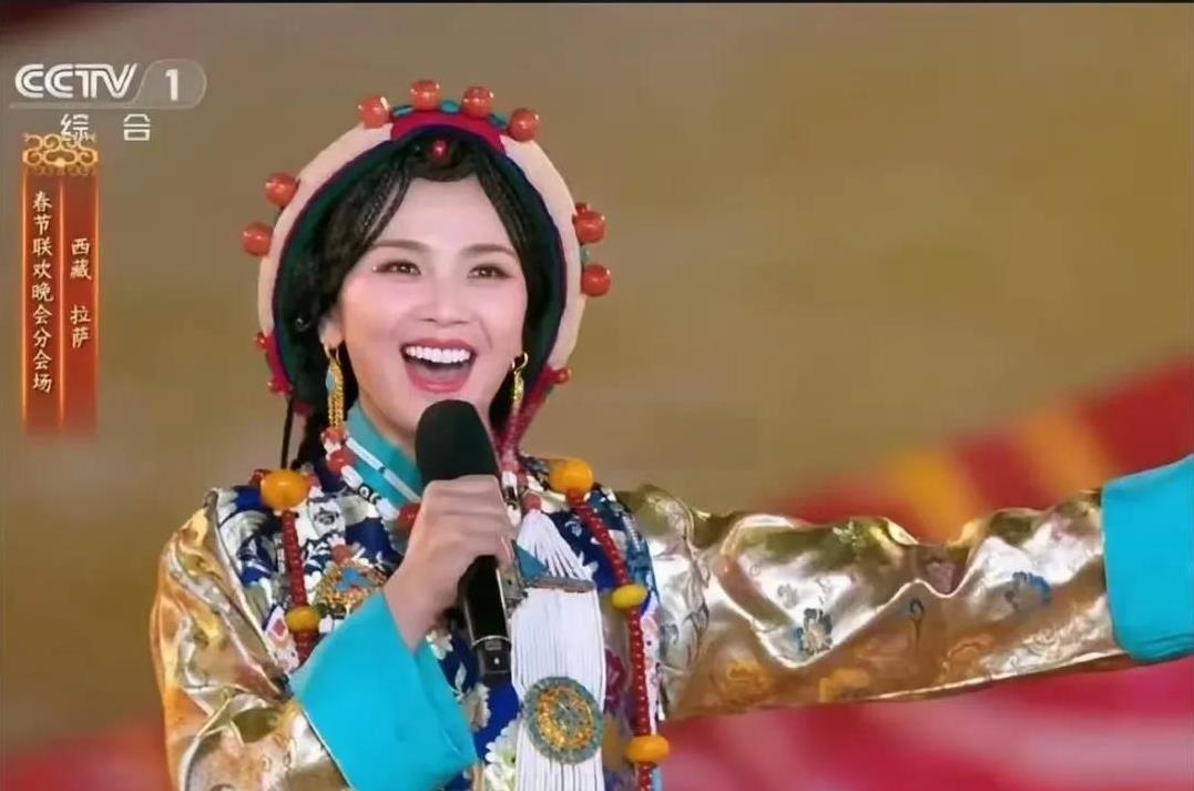 刘涛，简直就是国泰民安的化身！她身着藏族服饰，毫无违和之感，每一个表情、每一个微