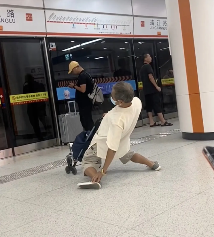 这个大爷年轻时绝对是个王者