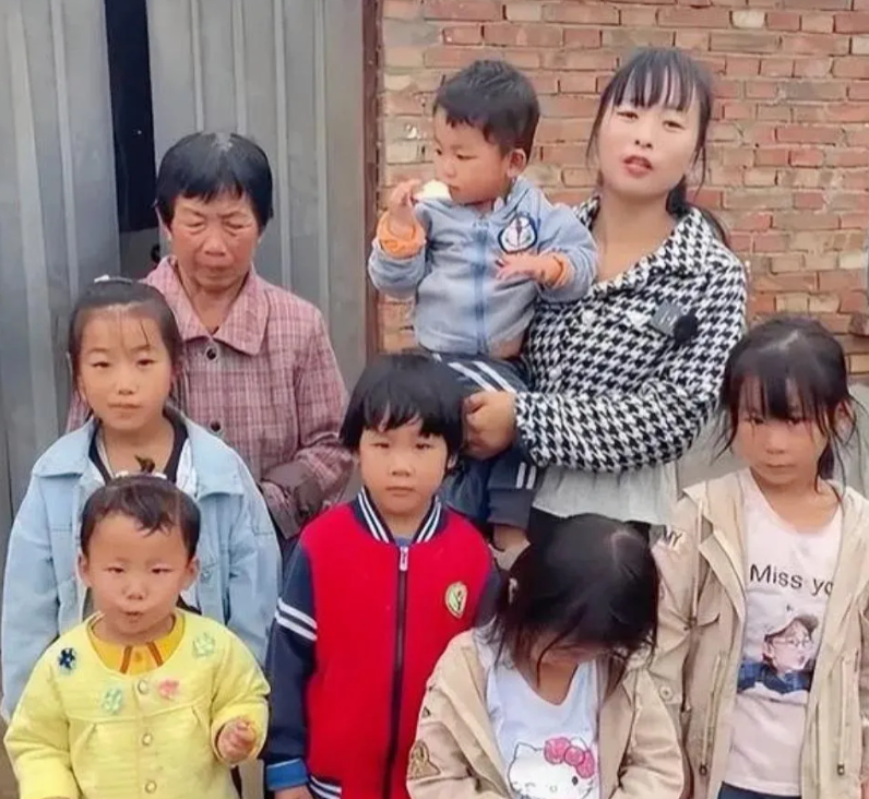 2021年，河南商丘一位女子在22岁时步入婚姻，并育有两子，谁知，大伯哥却突然意