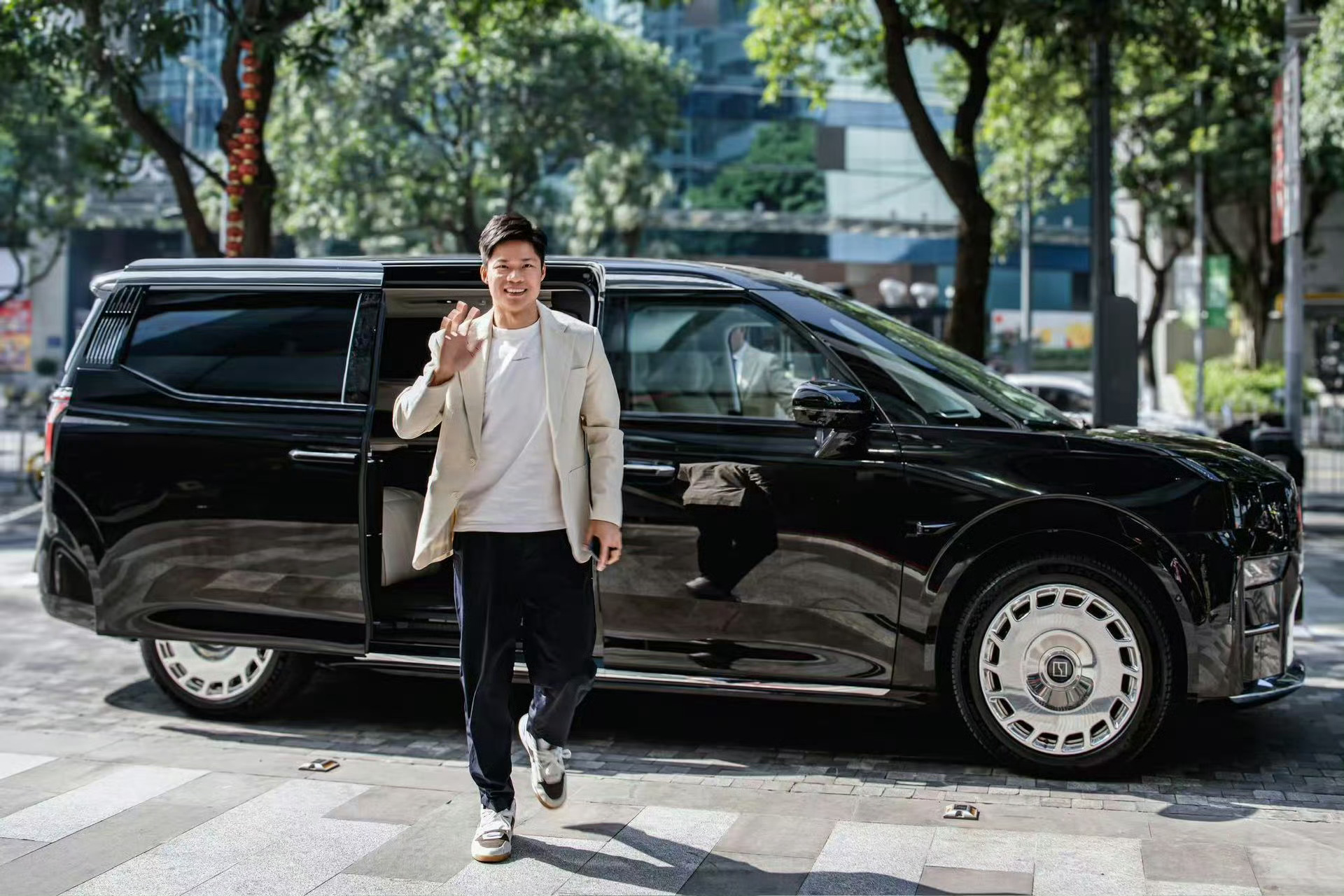 苏炳添这过分了啊，天天和小米和雷总一起，转头买了极氪009吗