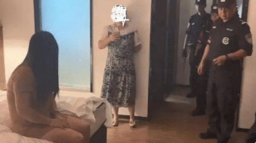 内蒙古锡林浩特，一对情侣因都没有生活来源，于是共同决定，由男友去招嫖、女友负责与
