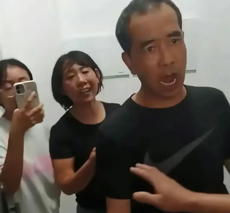 近日，“提灯定损”的房东夫妇事件成为了网络热点，这不仅是一个关于网络舆论的故事，
