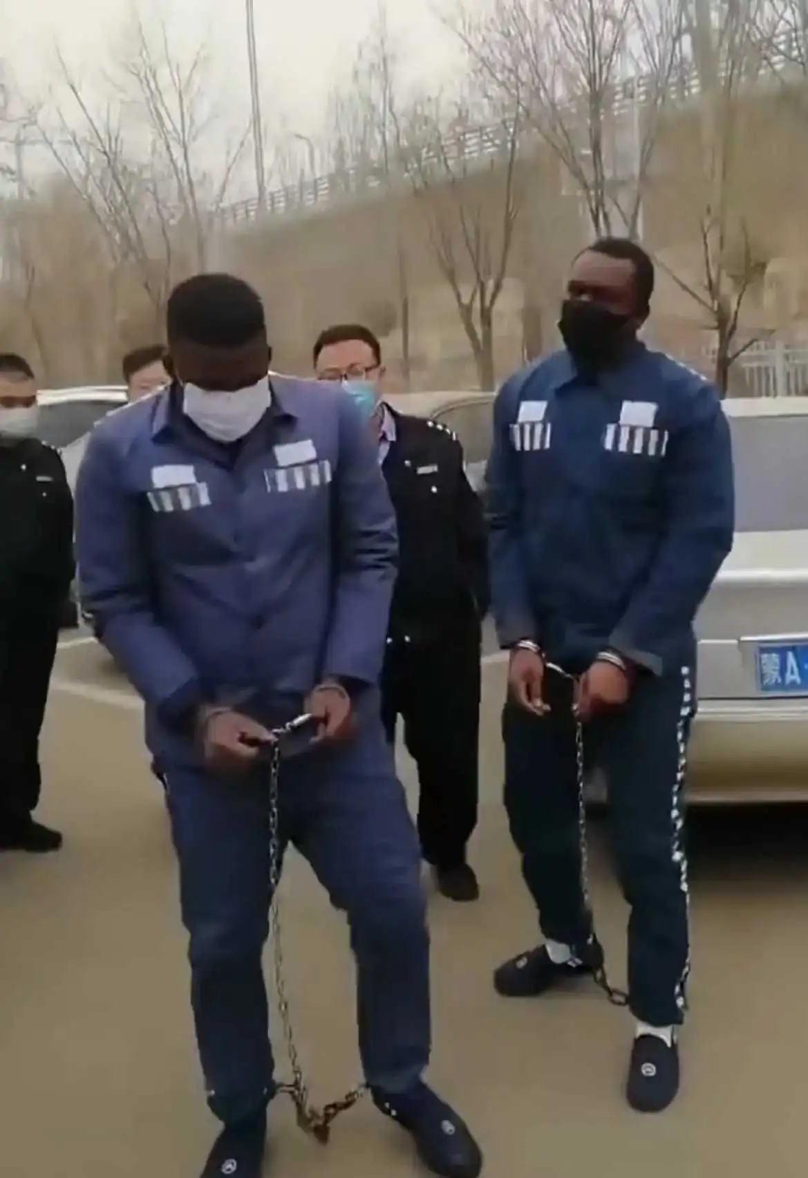 这俩黑人这是犯了什么事？
