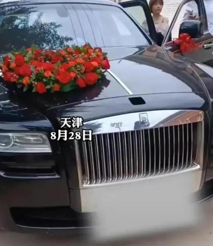 自作孽！天津，一大妈拦住婚车索要200元红包，新郎不给，大妈就掰断车头的小金人，