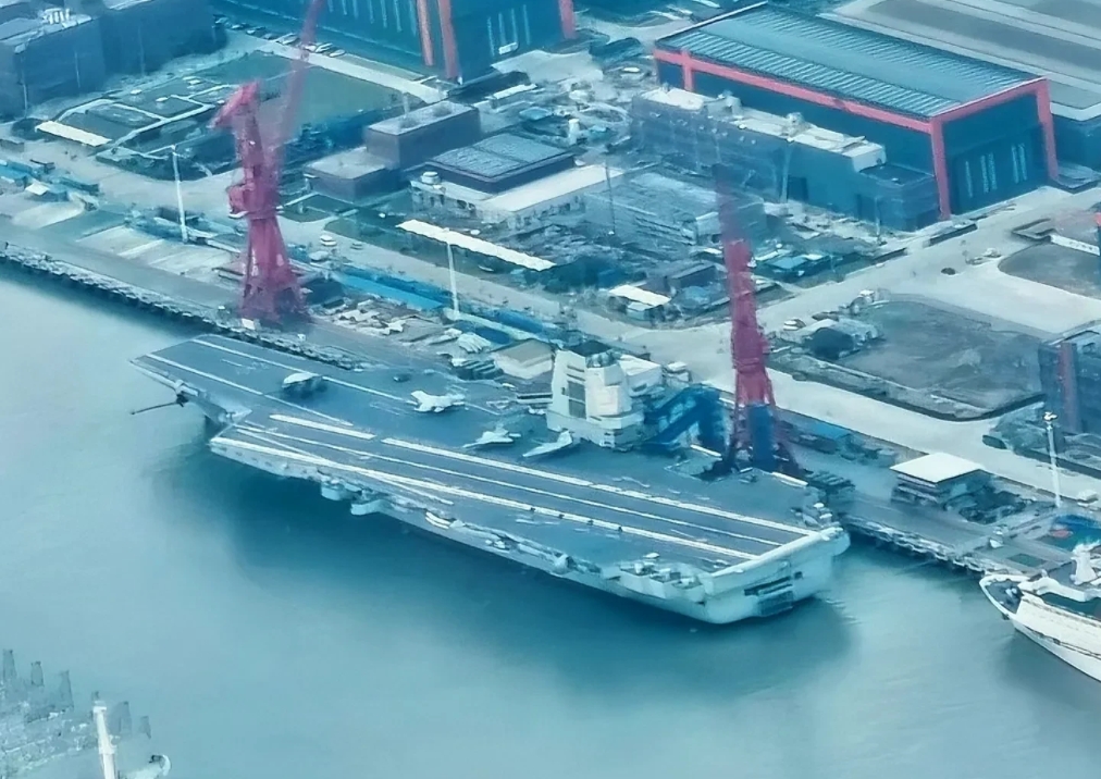 老三啊老三，你倒是动一动啊！这脚手架也拆了，油漆也刷了，救生筏也装了，线也画好了