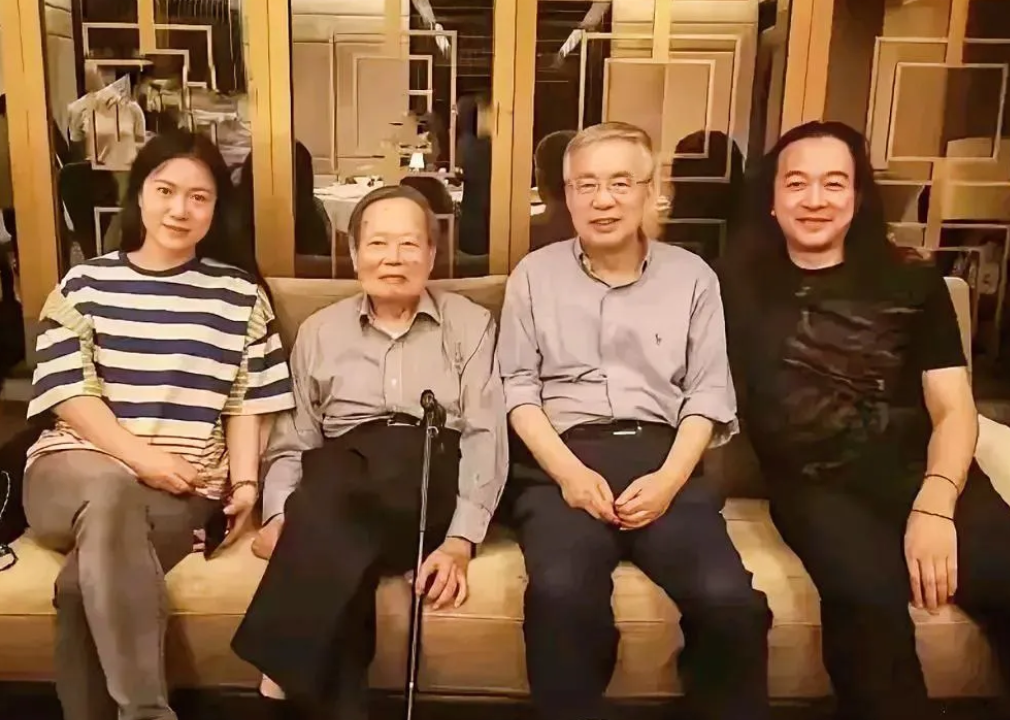 杨先生的大孙子和翁帆年龄相仿，又都酷爱音乐，
家庭聚会时，翁帆弹琴，大孙子唱歌！