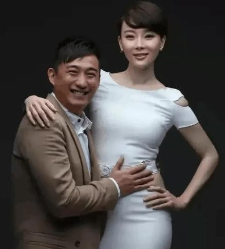 陈数一直是我心目中整容最成功的女星之一，这张和黄磊的合照，小巧的脸上五官自然又流