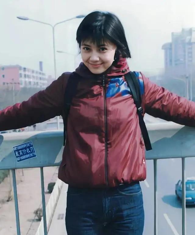 这姑娘，清纯甜美，一眼难忘，你猜得出她是谁吗？
大学那会儿，她美得让人挪不开眼，