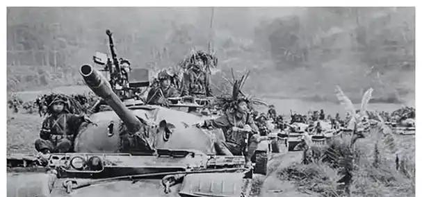 1979年，对越反击战中，许世友在每辆坦克上绑了20名战士，宋时轮看后提了一个建