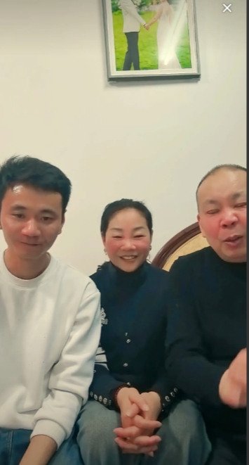 厉怀远的婚期延迟啦！就在今晚，厉爸厉妈将和怀远一同开启直播，于直播间透露众人期待