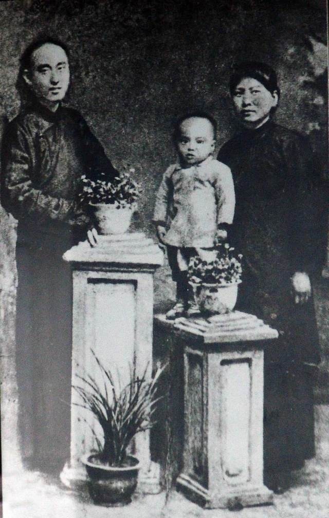 1949年，黄竞武被捕，敌人见他不屈服，就把他活埋。当泥土将他全部埋没时，敌人正