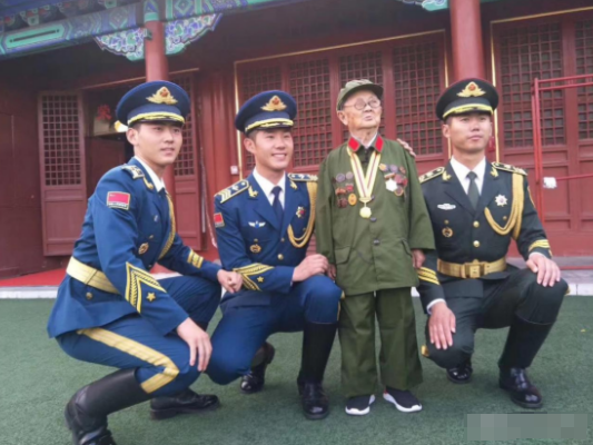 1939年，一个“小男孩”在街上碰见日军军官茨谷五雄，随后礼貌地鞠躬。然而，茨谷