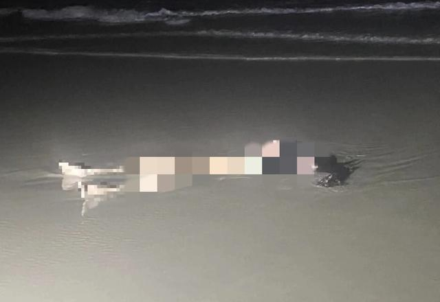 昨天晚上，在西港的沙滩上发现了一具女尸，真是让人心痛。那女孩瘦得只剩皮包骨，看样