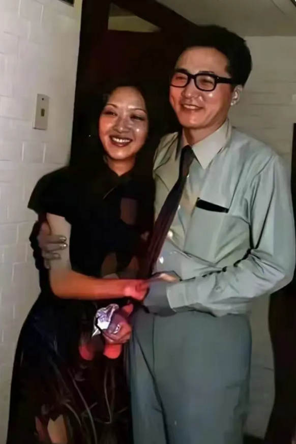 第一张照片，是李敖和胡因梦离婚第二天，拍的最后一张合影。

在离婚后，李敖整整骂