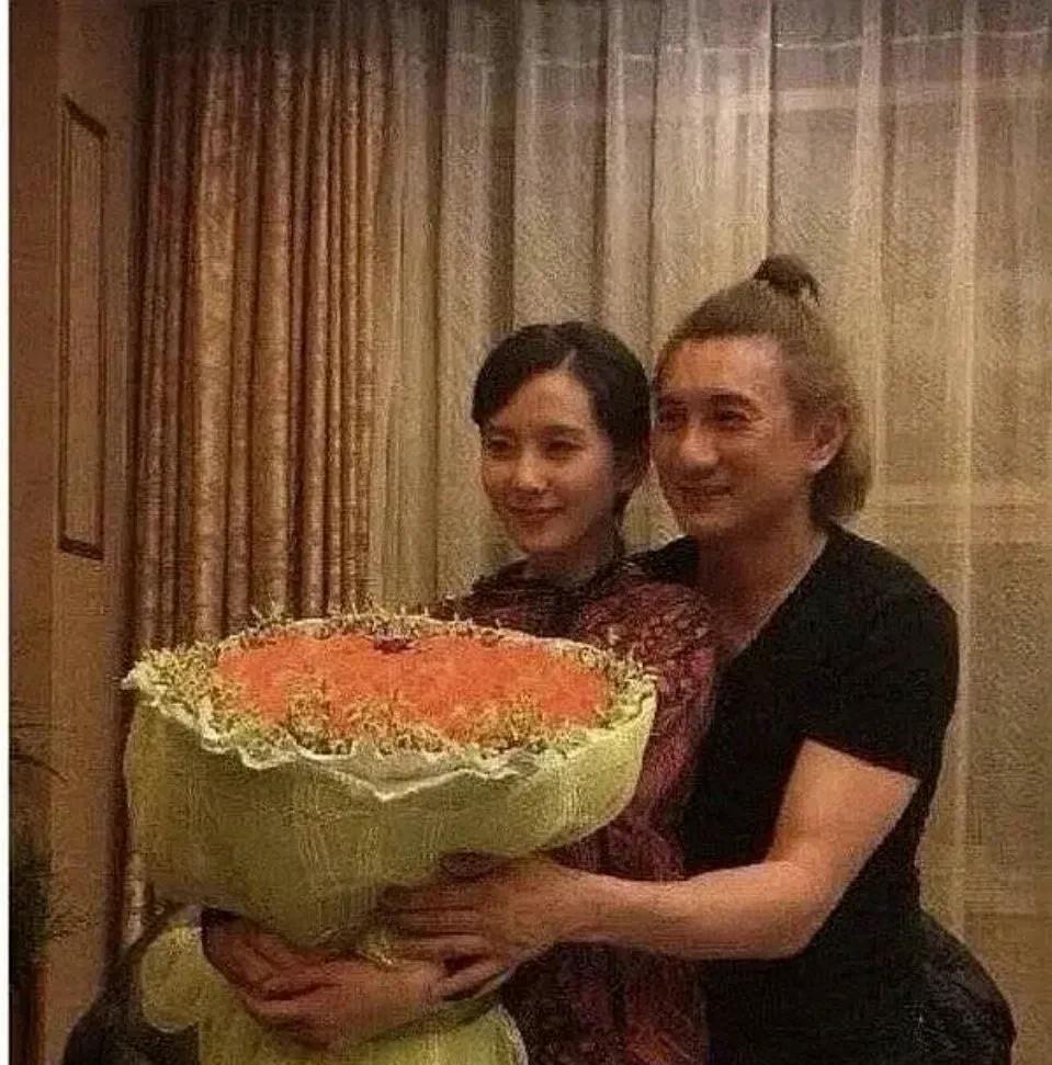 53岁的吴奇隆，大刘诗诗17岁，
当年看着多般配啊，俊男靓女，如今不忍直视[捂脸