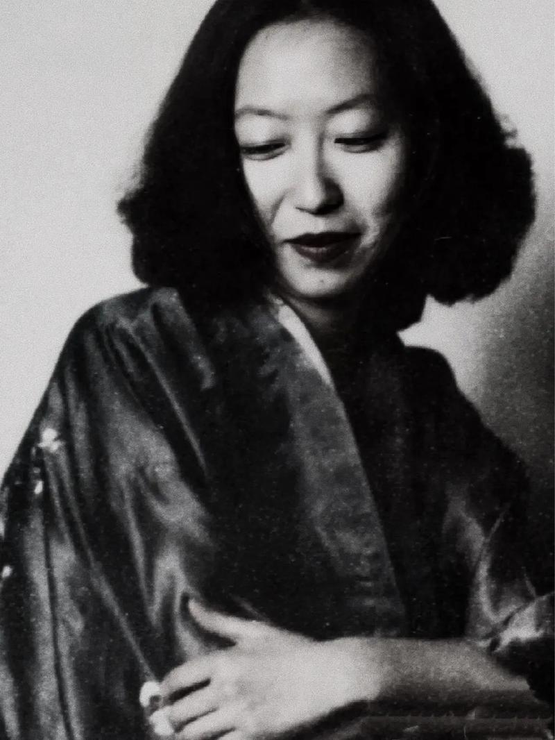 1972年，为了不让邻居发现自己的秘密，张爱玲开始频繁搬家，23年里搬了180次