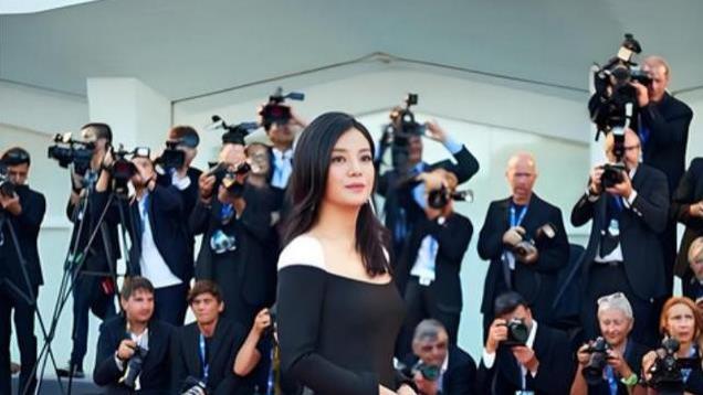 赵薇母亲魏启颖：女儿被封杀后，儿媳妇卷走5.2亿，老公遗憾离世