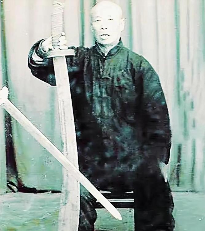 1944年夏，湖南某村，77岁的李定六因年老体弱未能及时撤离，藏身深山，目睹日军