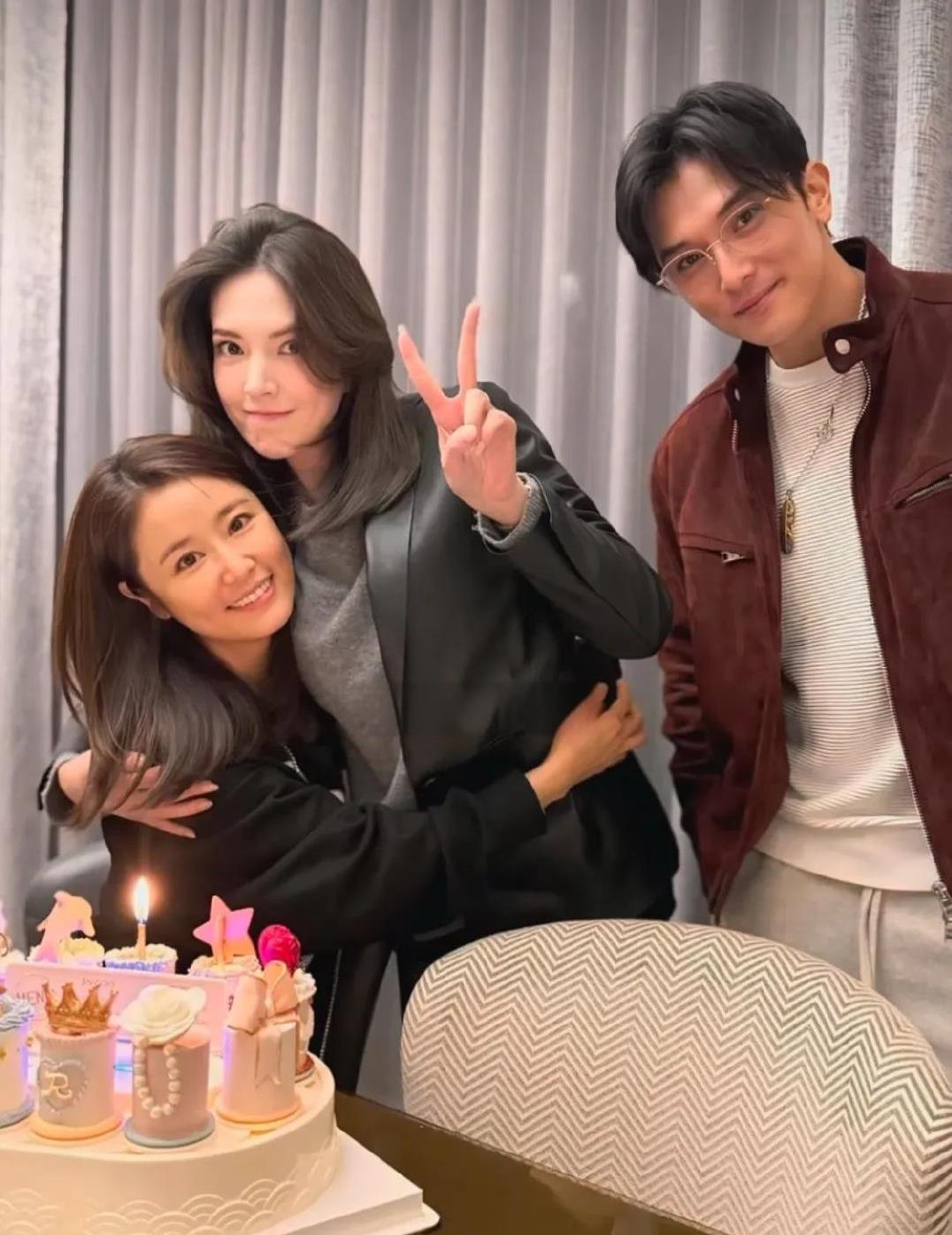 许玮宁和老公邱泽，为好姐妹林心如庆祝49岁生日。林心如双手搂着许玮宁，许玮宁右手