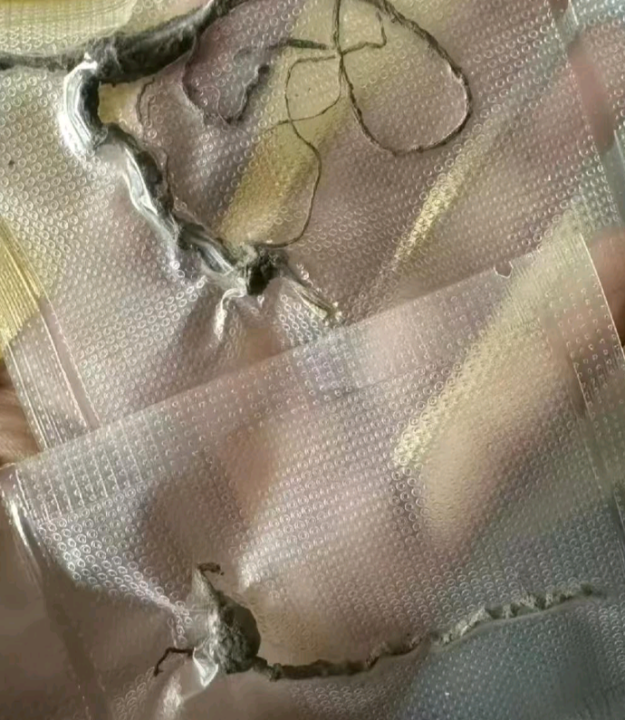 我老公在火车上帮助了一个老人，老人非要送我老公东西，还说不值钱。老公没在意，回家