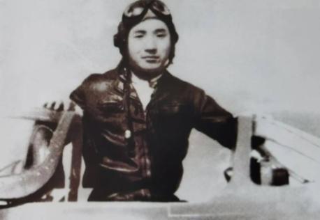 志愿军飞行员杨汉黄，空中击敌，跳伞又杀敌