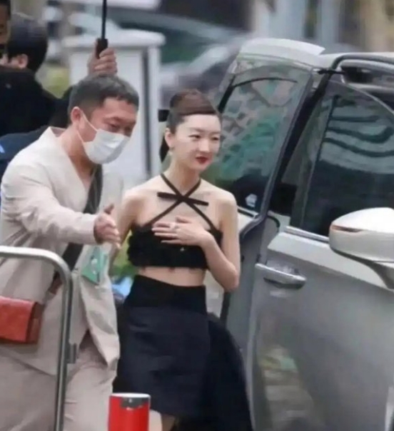 想不明白她到底在挡什么？？?