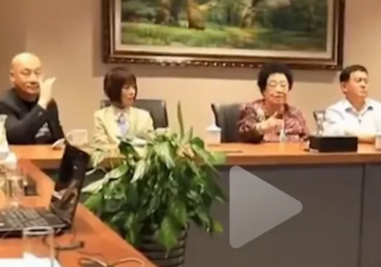 迟重瑞家庭地位一目了然，C位陈丽华身边一定是儿子赵勇，迟重瑞却坐在侧边、图中鲁豫