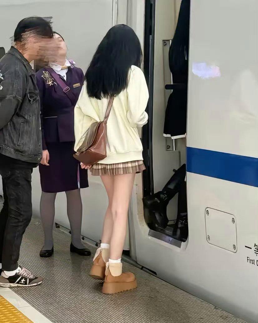 这么冷的天光着腿，好歹穿双袜子呀[二哈]