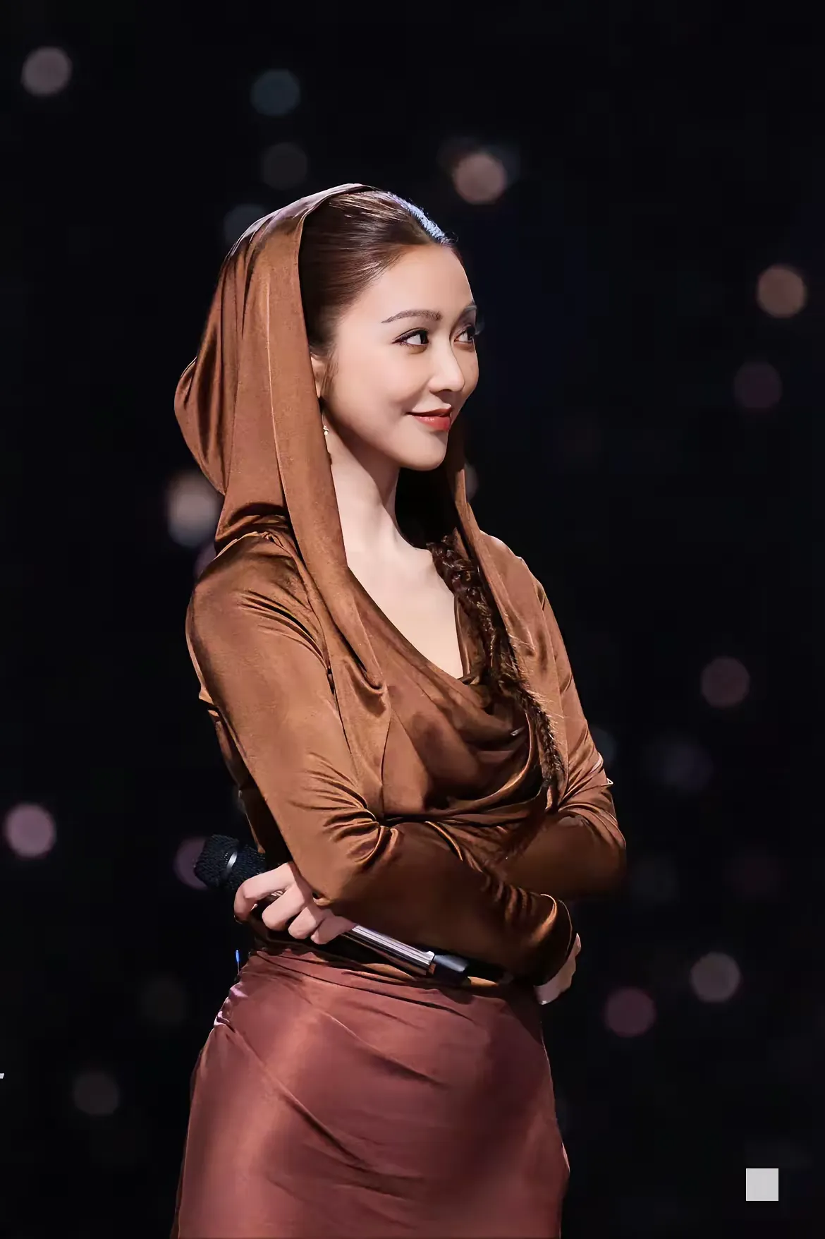 薛凯琪突然美到认不出！瘦身后状态无敌，妆造也超绝，真不愧是港媒盖章的不老少女，谁