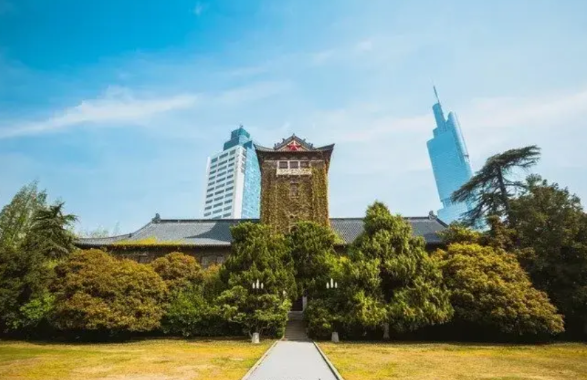 国内物理学最厉害的大学前十
1、南京大学  
2、 北京大学  
3、清华大学 