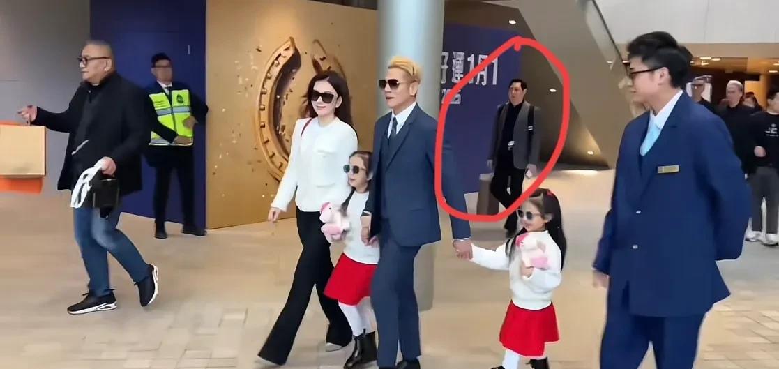 越有钱的父母越懂得托举的意义，郭富城的岳父永远都在女儿和女婿的身后幸福的跟着！我