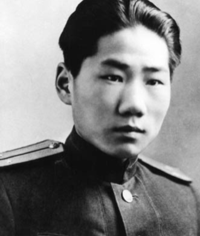 1955年，中央准备将毛岸英坟墓从朝鲜迁回国，可当大家刚开始挖，突然跑过来一名朝