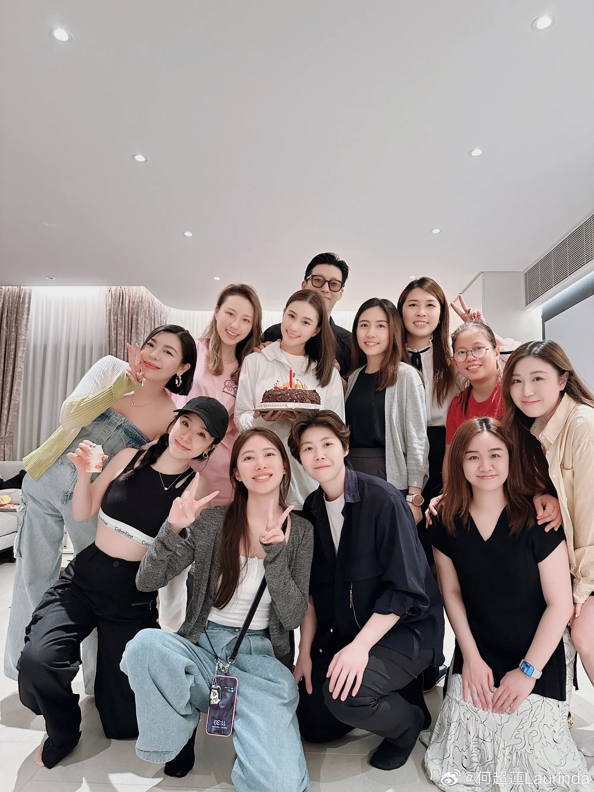 5月9日这一天，恰逢何超莲与龙凤胎弟弟何猷启的33岁生日，何超莲当天中午连忙发了