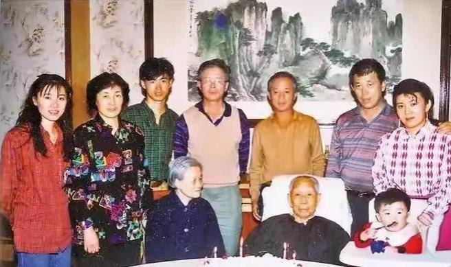 王震将军全家福，王震将军是湖南省浏阳人，16岁参军，人称"王胡子"。他是57位上