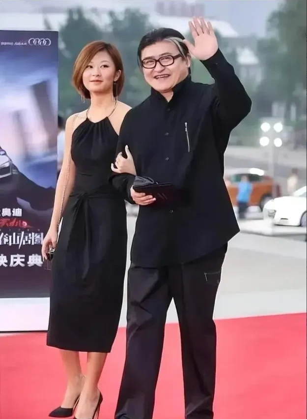 我被刘欢的女儿惊艳到了，长得这么的美，齐肩短发又飒又美，笑起来又很温柔。

有多
