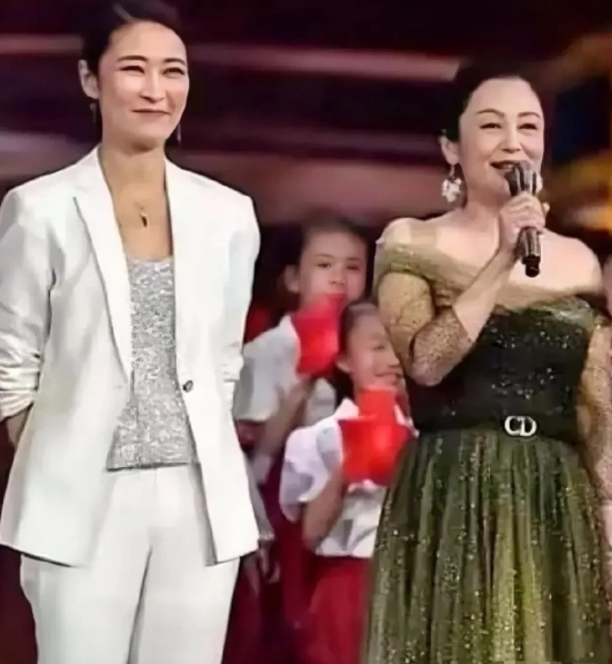 两大导演的妻子皆独具魅力。梁静身材高挑，身姿笔挺，那笑容仿若春日暖阳般和煦。而陈