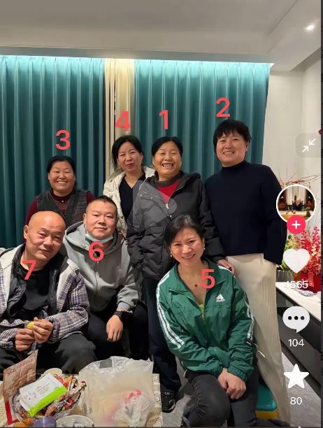岳云鹏离家前聚餐，他做主座家人忙前忙后，拉着行李箱一脸凝重给家人发红包……

本